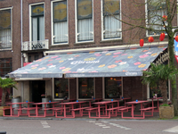 848311 Afbeelding van het zonnescherm met reclame voor 'Corona' (Mexicaans bier), aan de gevel van The Streetfood Club ...